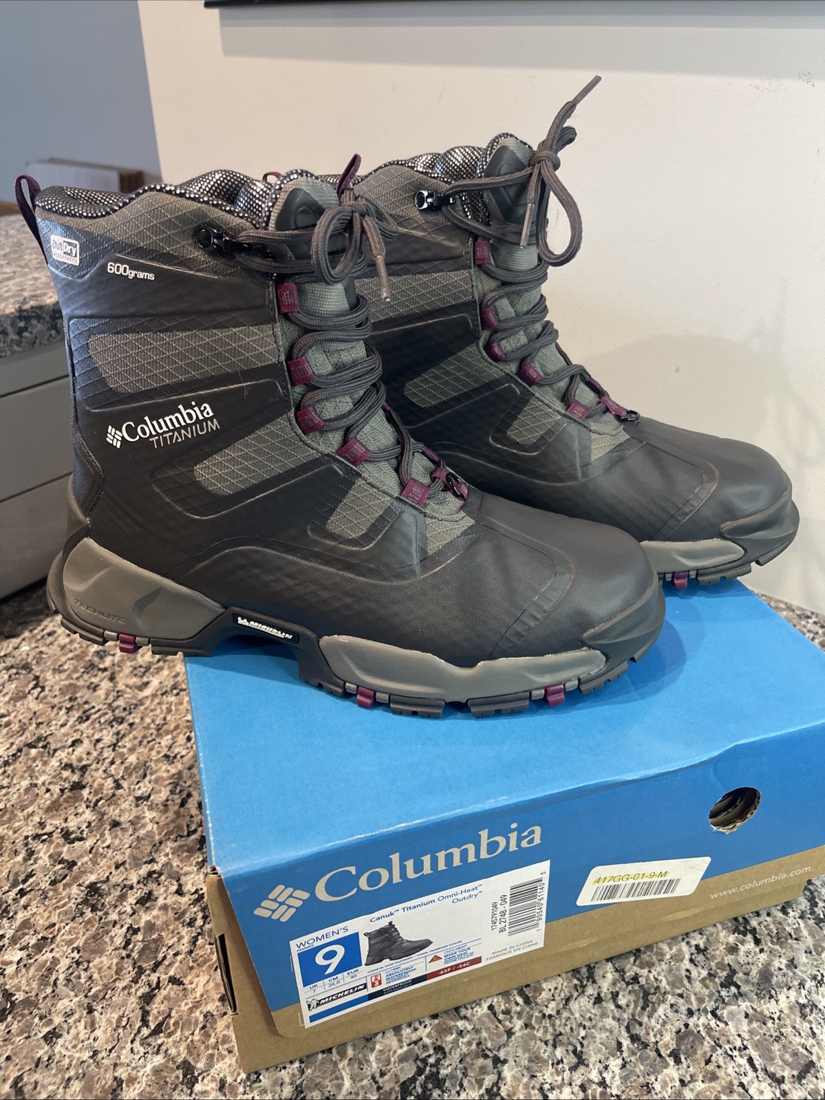Columbia 600grams Canuk Titanium Omni-heat Outdry Black/Dark Raspberry Size W 9