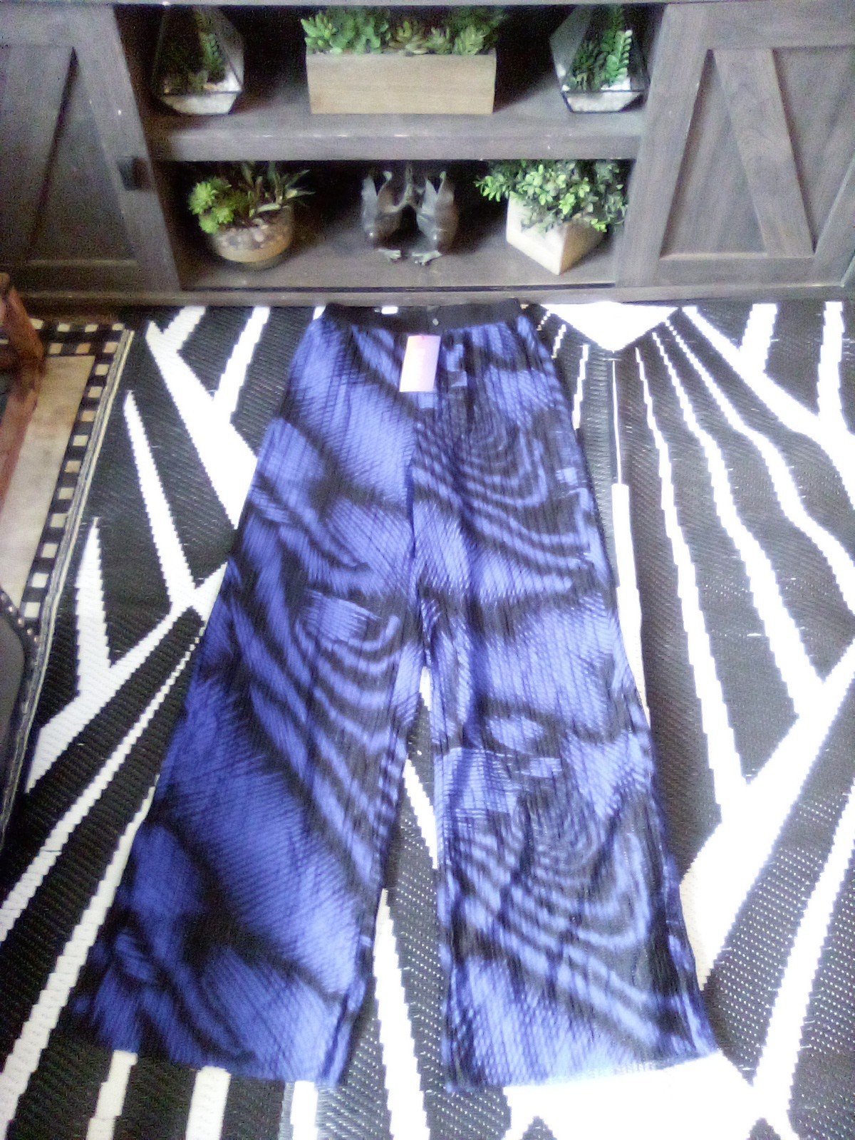 New NWT Shein Wide Legged Pants Sz S Trendy Flattering Silhouette 
