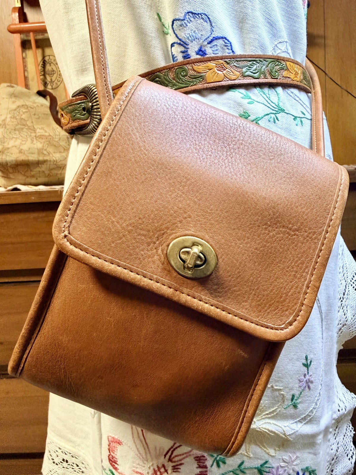 Vintage Coach USA British Tan Leather Crossbody Turn Lock Bag 0442-223