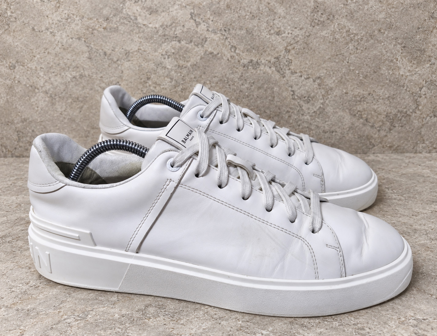 Authentic Balmain Paris men\'s white leather sneakers in a classic low-top silhou