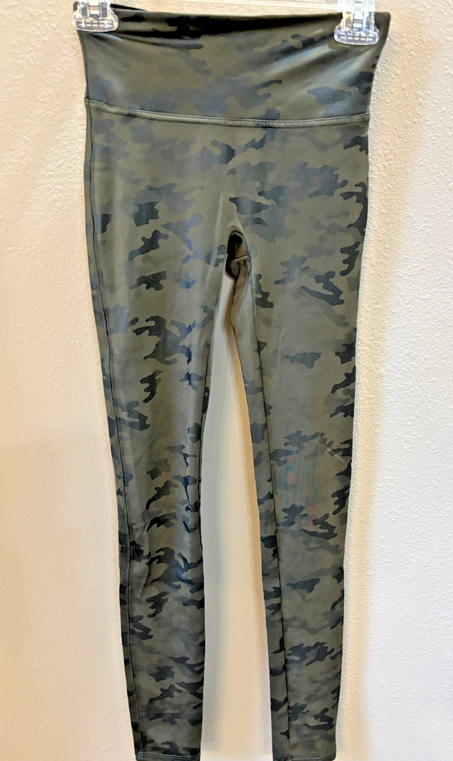 Spanx  Seamless Leggings Womens S/P  Camo Green Shiny Yoga EUC