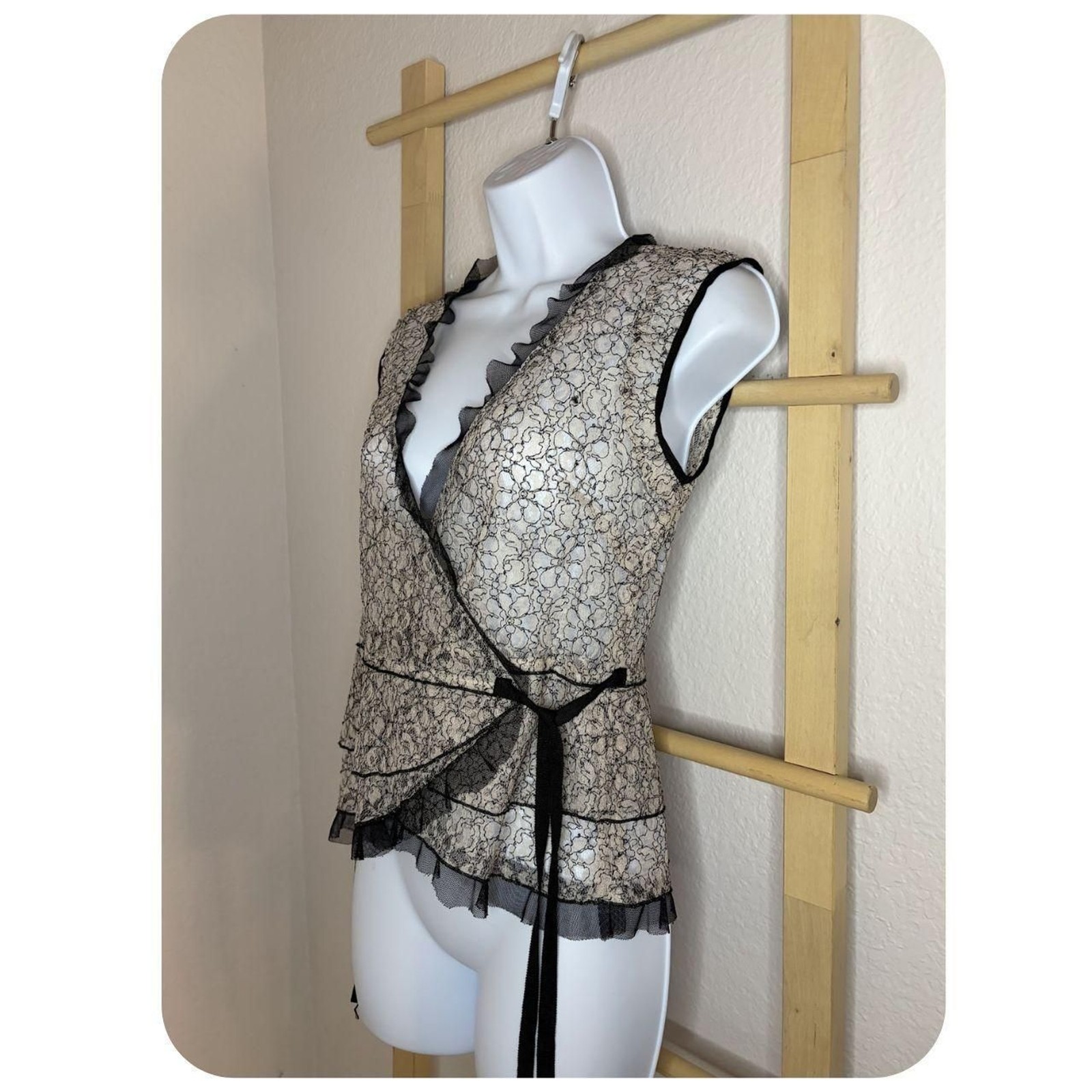 True Meaning Vintage Y2K Black & Cream Lace Peplum Top (Size S)