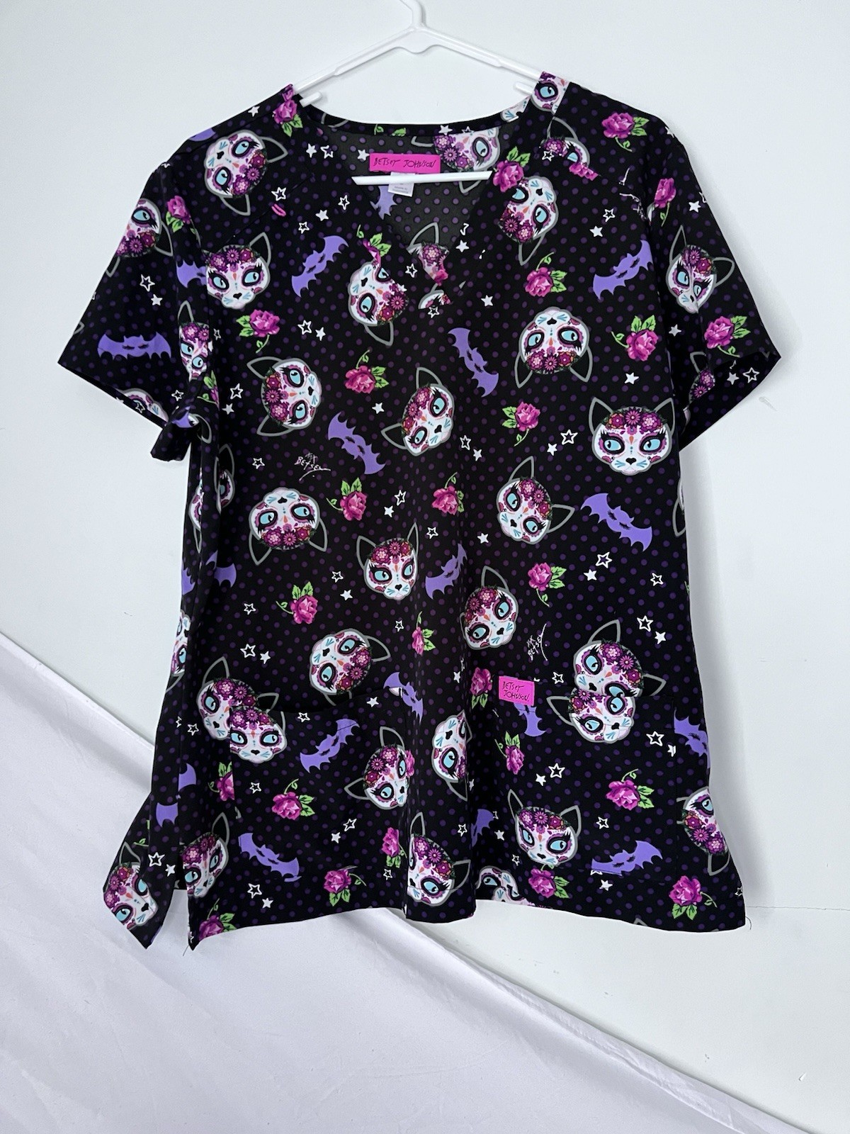 Betsey Johnson Women\'s L Scrub Top V-Neck Short Sleeve Cat Print Poly/Spandex