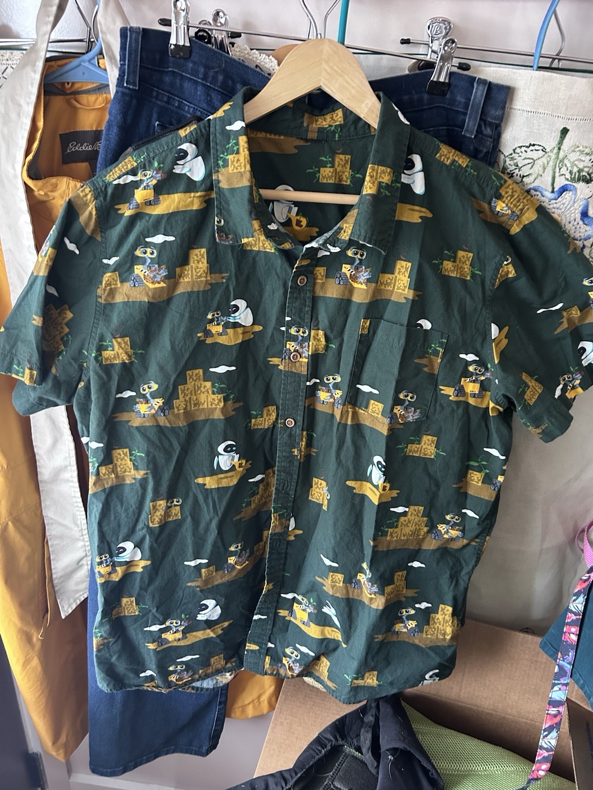 Disney Pixar Men\'s XL Wall-E Shirt Green Cotton, Short Sleeve, Button-Up