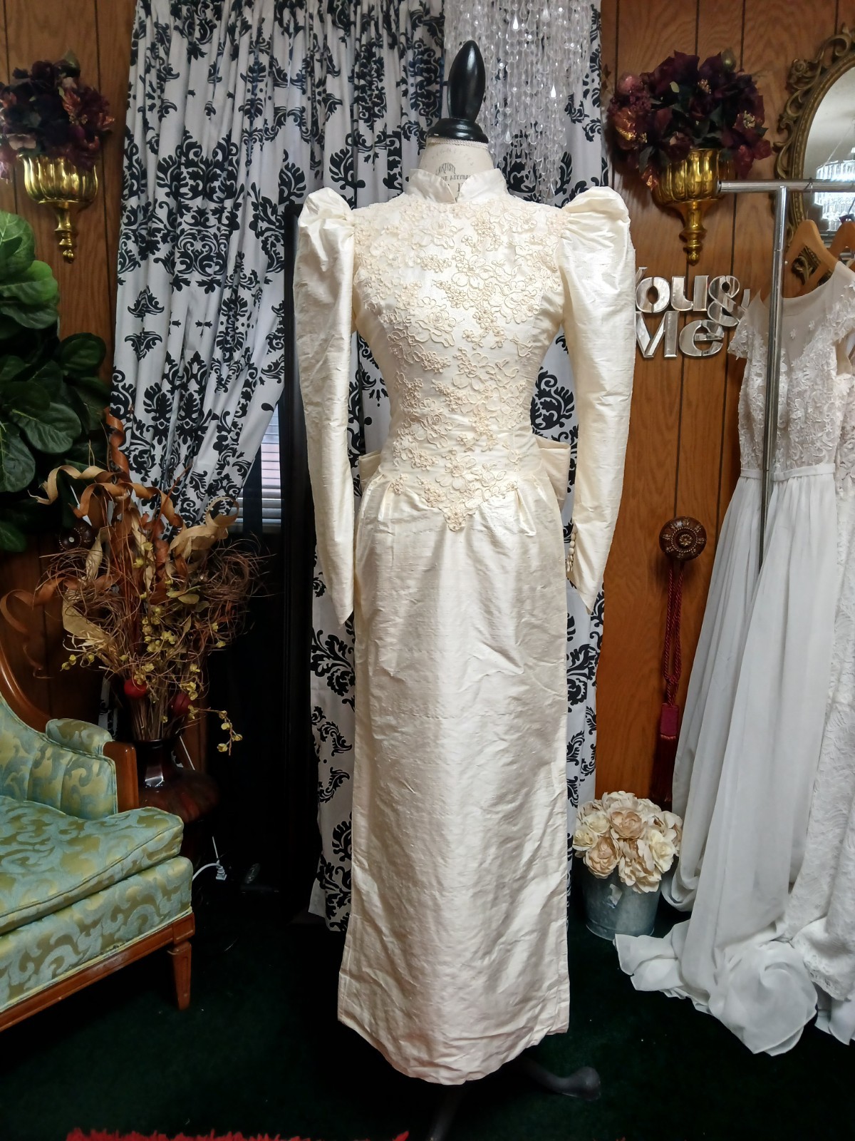 Vintage 100% Hand Woven Silk High Collar Long-sleeve Lace Wedding Dress