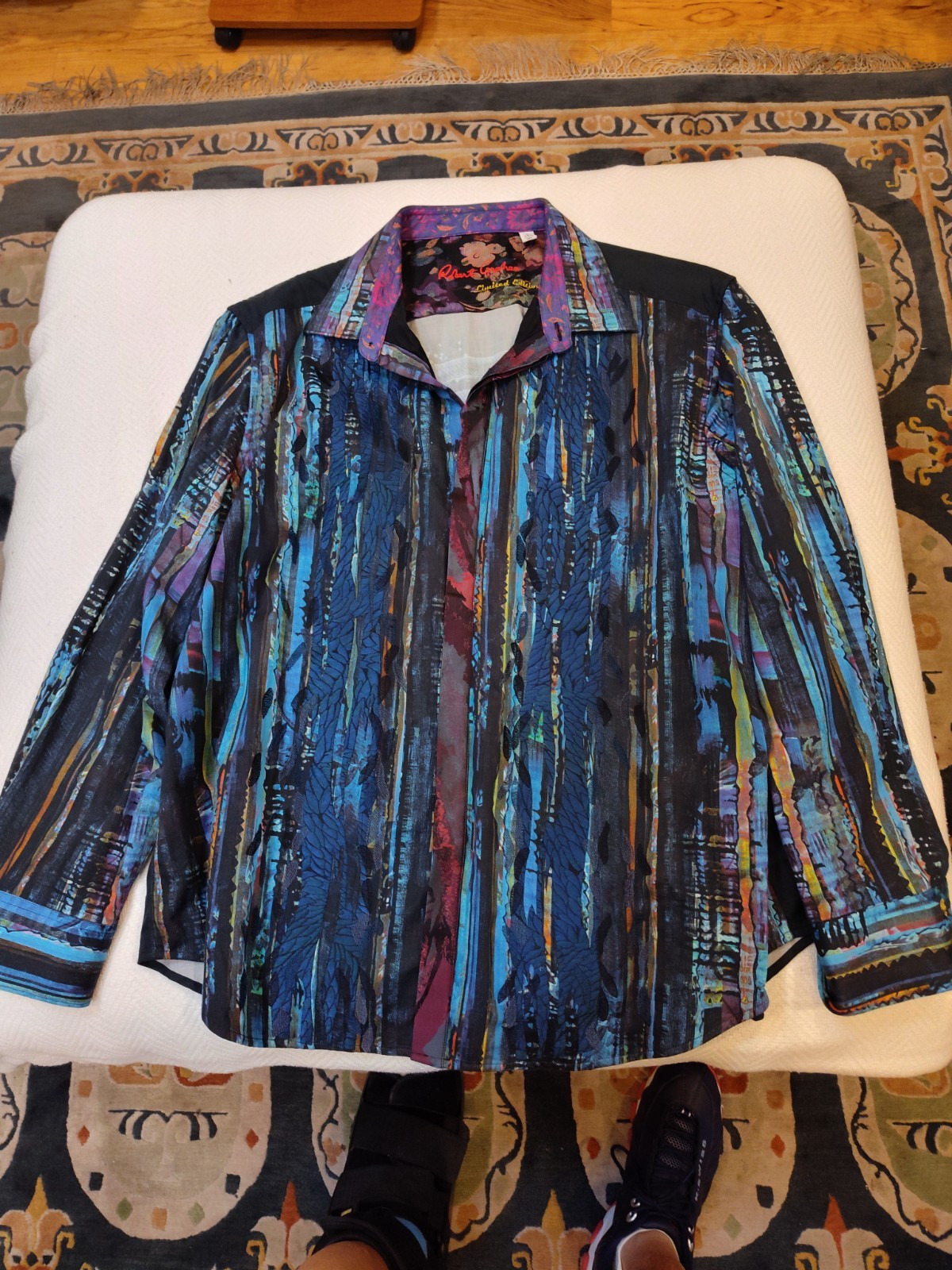 Robert Graham Embroidered limited edition men\'s Surfing shirt 