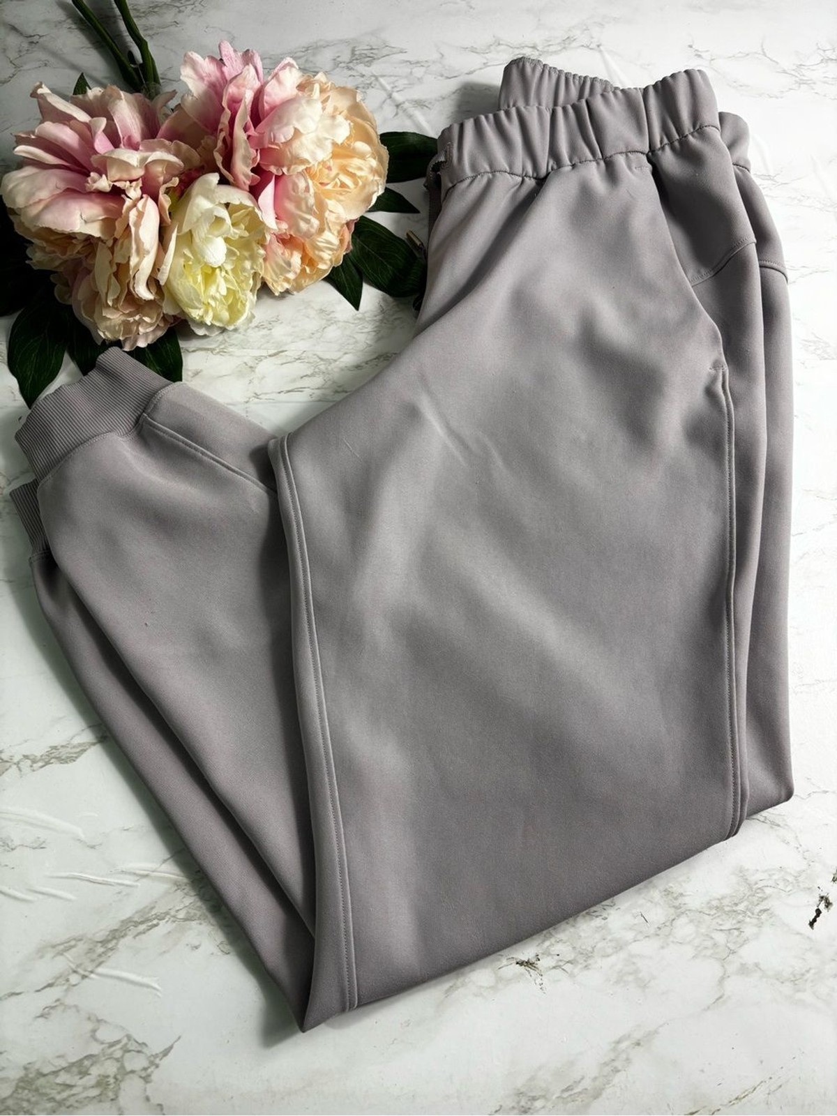 Lululemon Women\'s On the Fly lightweight jogger pant gray size 6 EUC