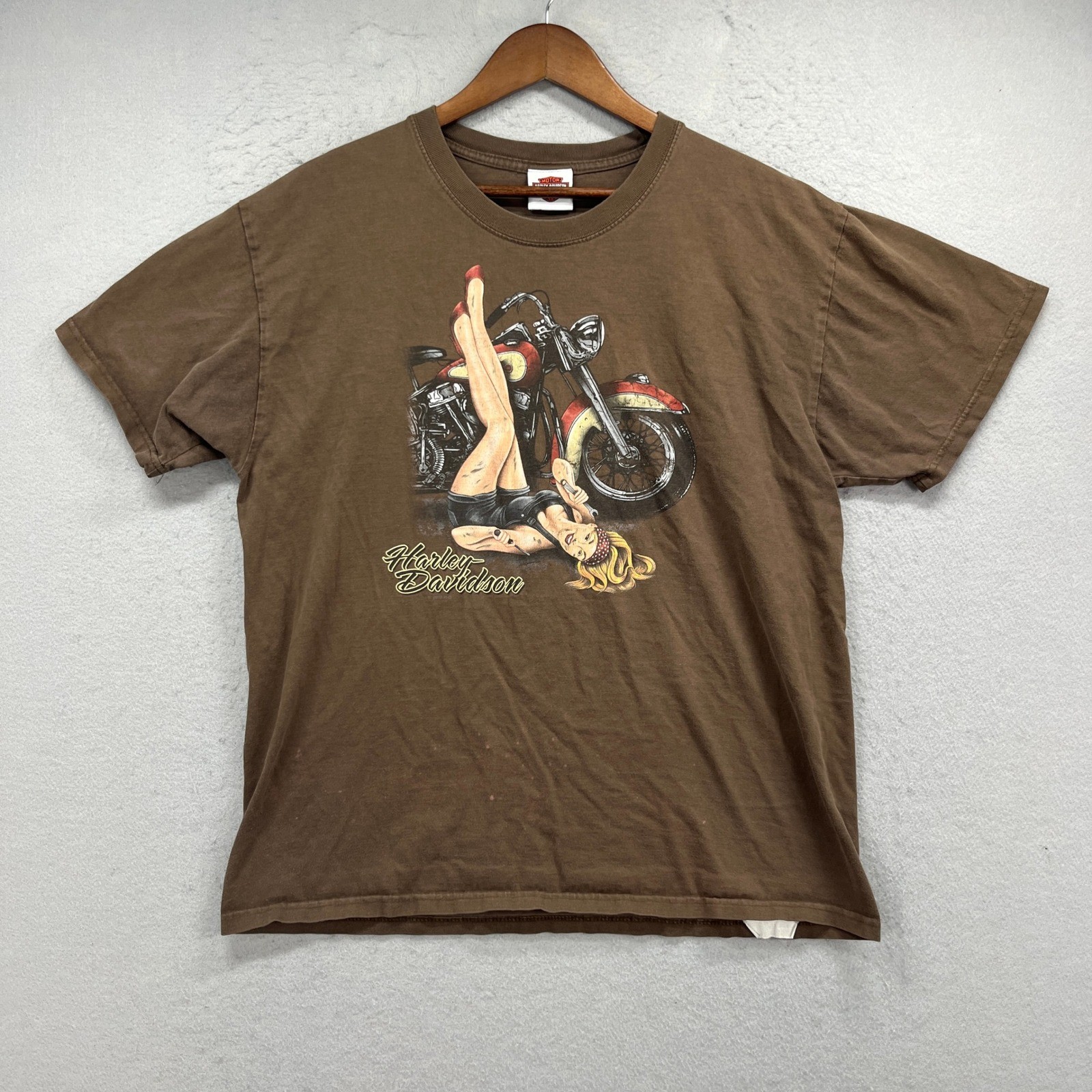 Harley Davidson T-Shirt Mens Large Brown Pinup Girl Victorville California Biker