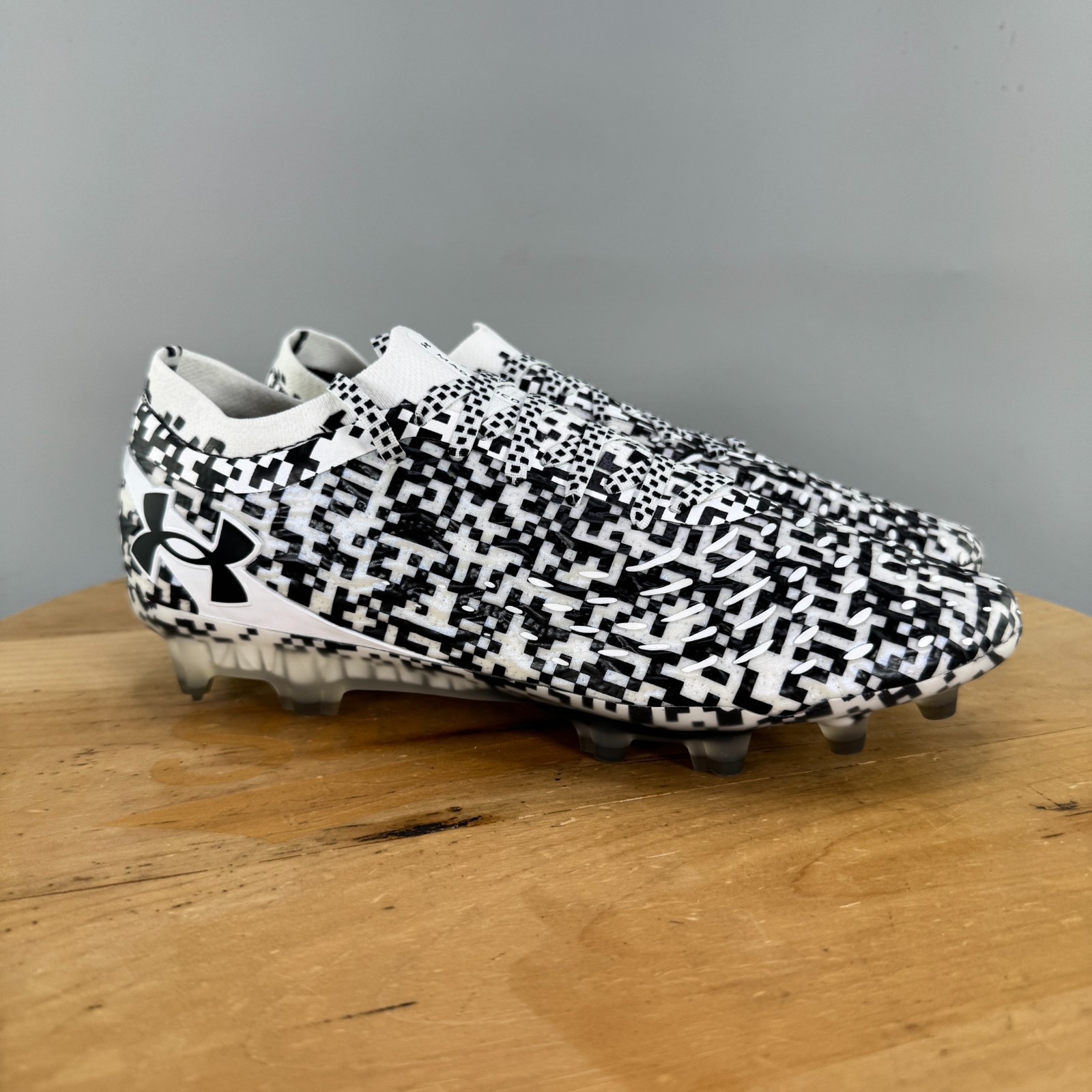Mens 7 / Womens 8.5 - Under Armour UA Magnetico Elite 5 FG Soccer Cleats Pixels