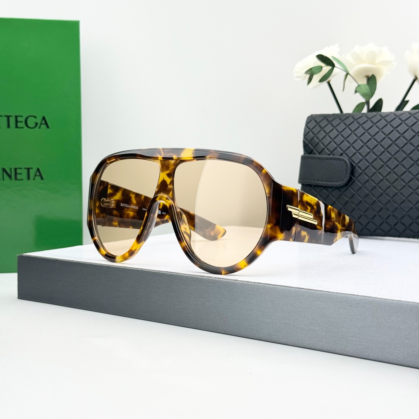 Bottega Veneta BV1345S Oversized Tortoiseshell Sunglasses Amber Brown