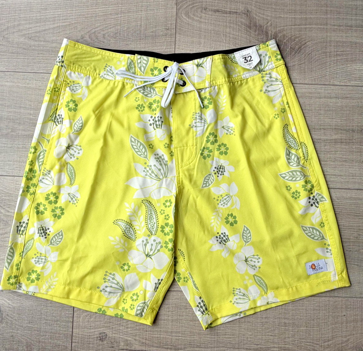 Mens Floral boardshorts in variety of sizes. 18\