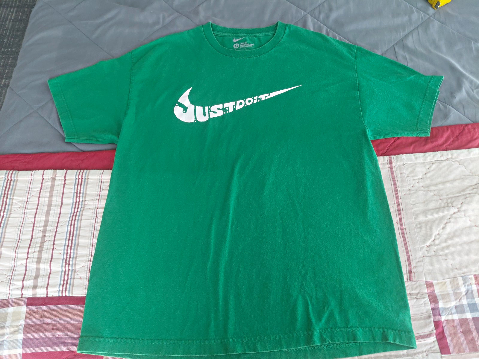 Nike Just Do It Graphic Logo T-Shirt Men\'s XL Green Loose Fit Crew Neck
