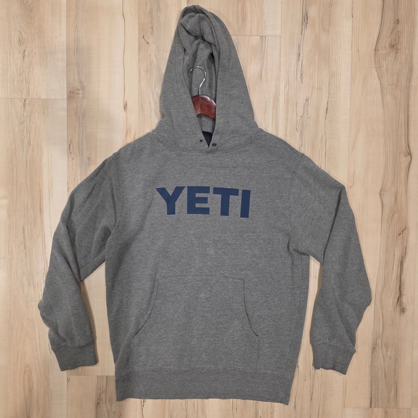 YETI Mens Pullover Hoodie Gray Navy Logo Fleece Sweatshirt Medium