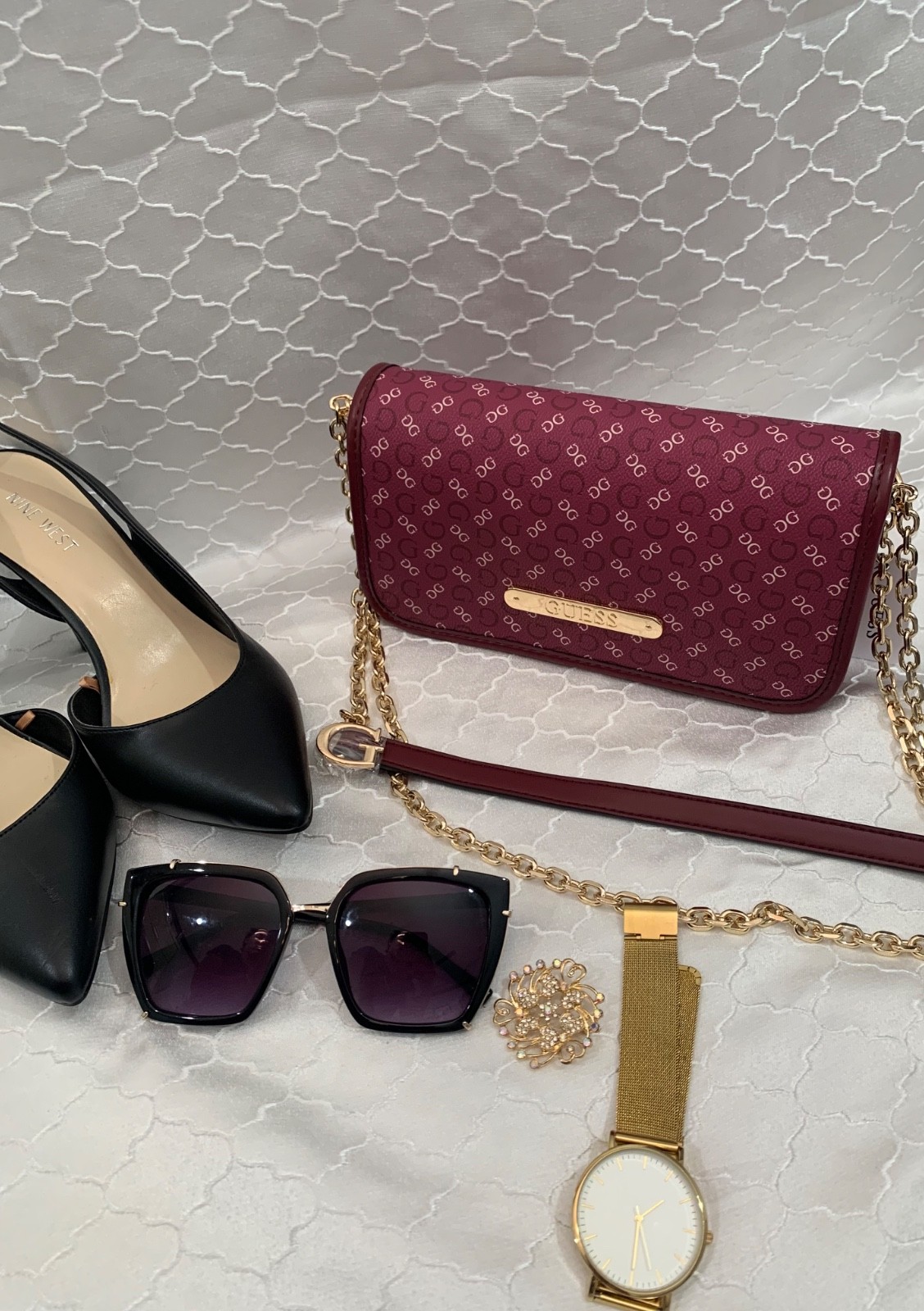 GUESS Burgundy & Gold Chain Statement Handbag – Elegant Everyday Glam
