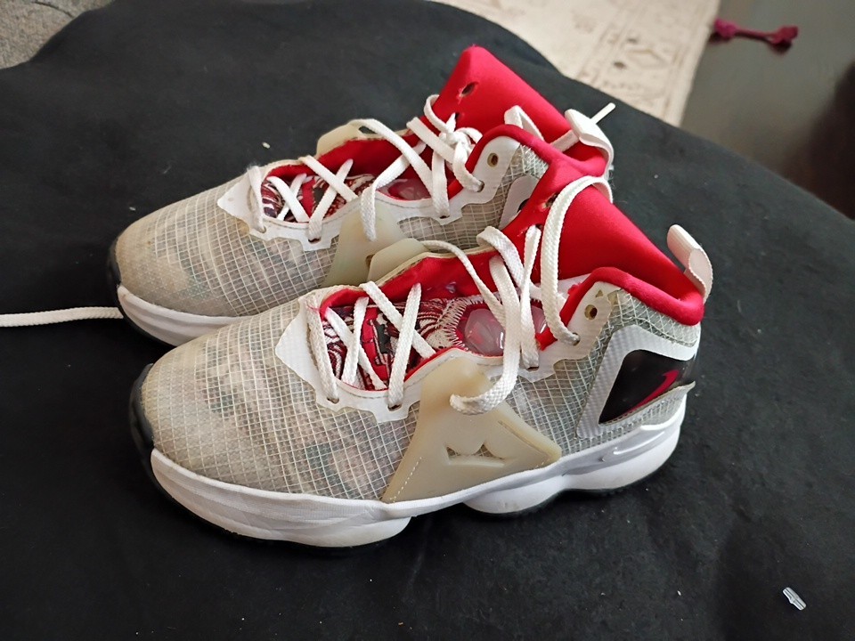  Nike Size 1Y LeBron 19 . Youth Rare Nike LeBron James .