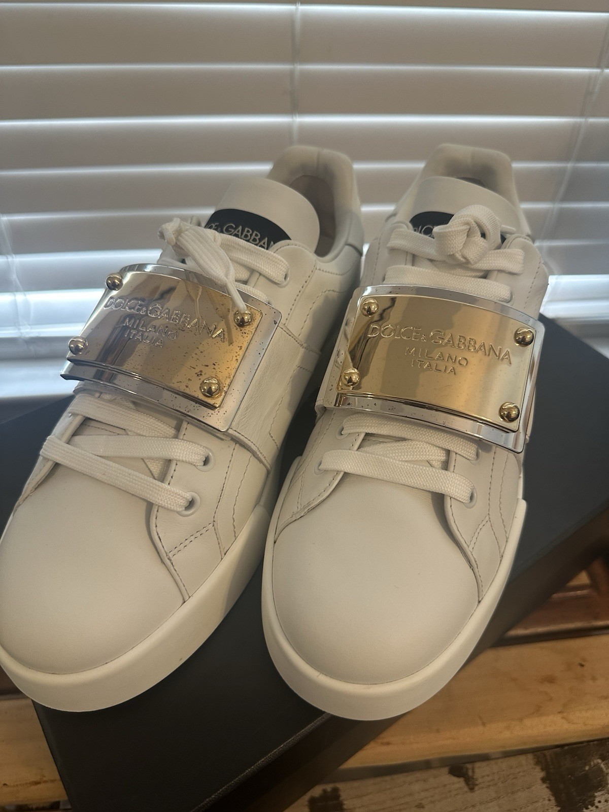 Dolce&Gabbana Portofino Men\'s White/Gold Low Top Logo Plate Size 8