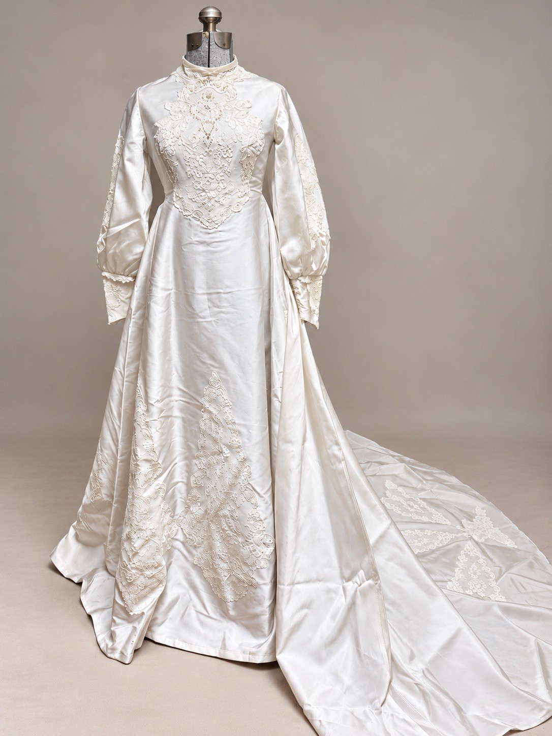 Vintage 60s Alfred Angelo Wedding Dress Lace Details Detachable Train Sz S