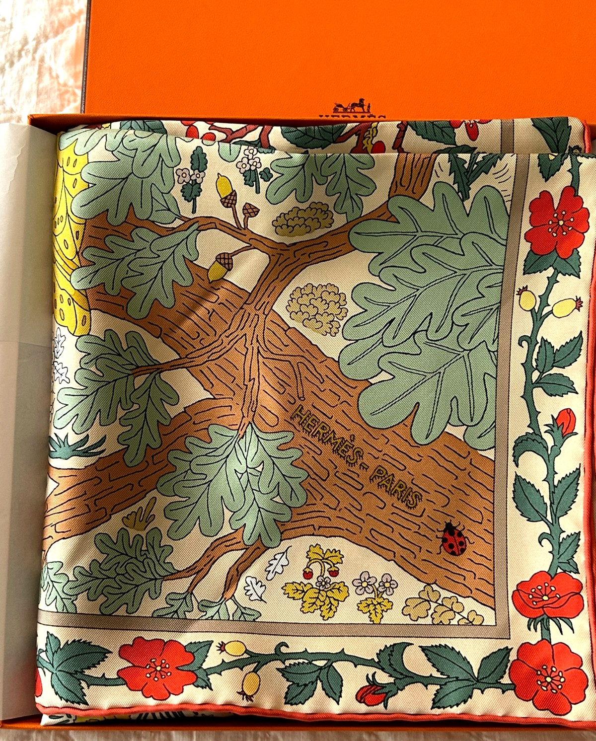 Hermes Silk Scarf 90 cm Dans les bras de Selene kaki/corail/carmel contrast hem