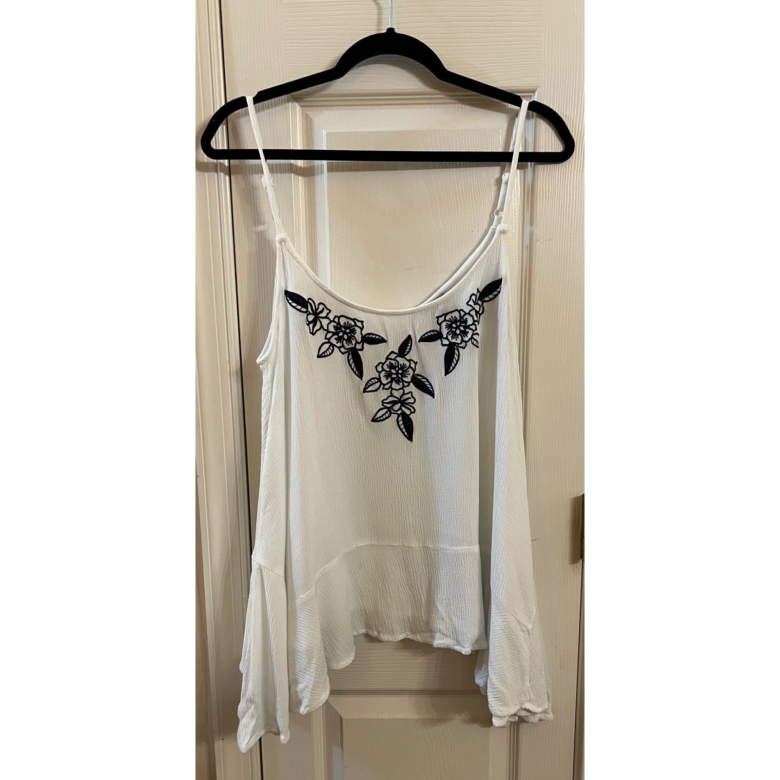 0090 Torrid White Floral Embroidered Cami Tank Top Ruffle Hem Sz (1) 1X