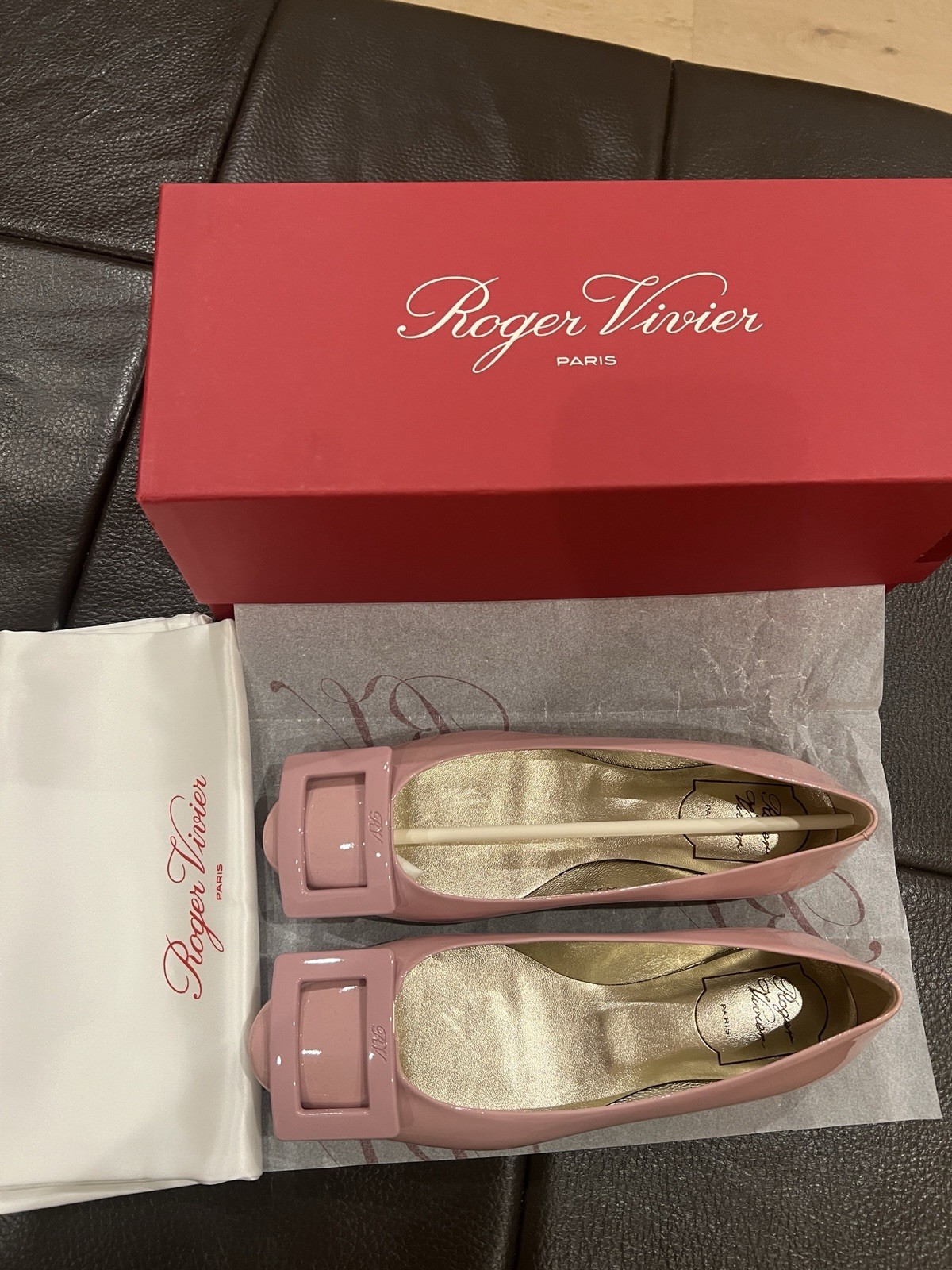 Roger Vivier Gommette Size 35.5 Pink Patent Leather Ballet Flats