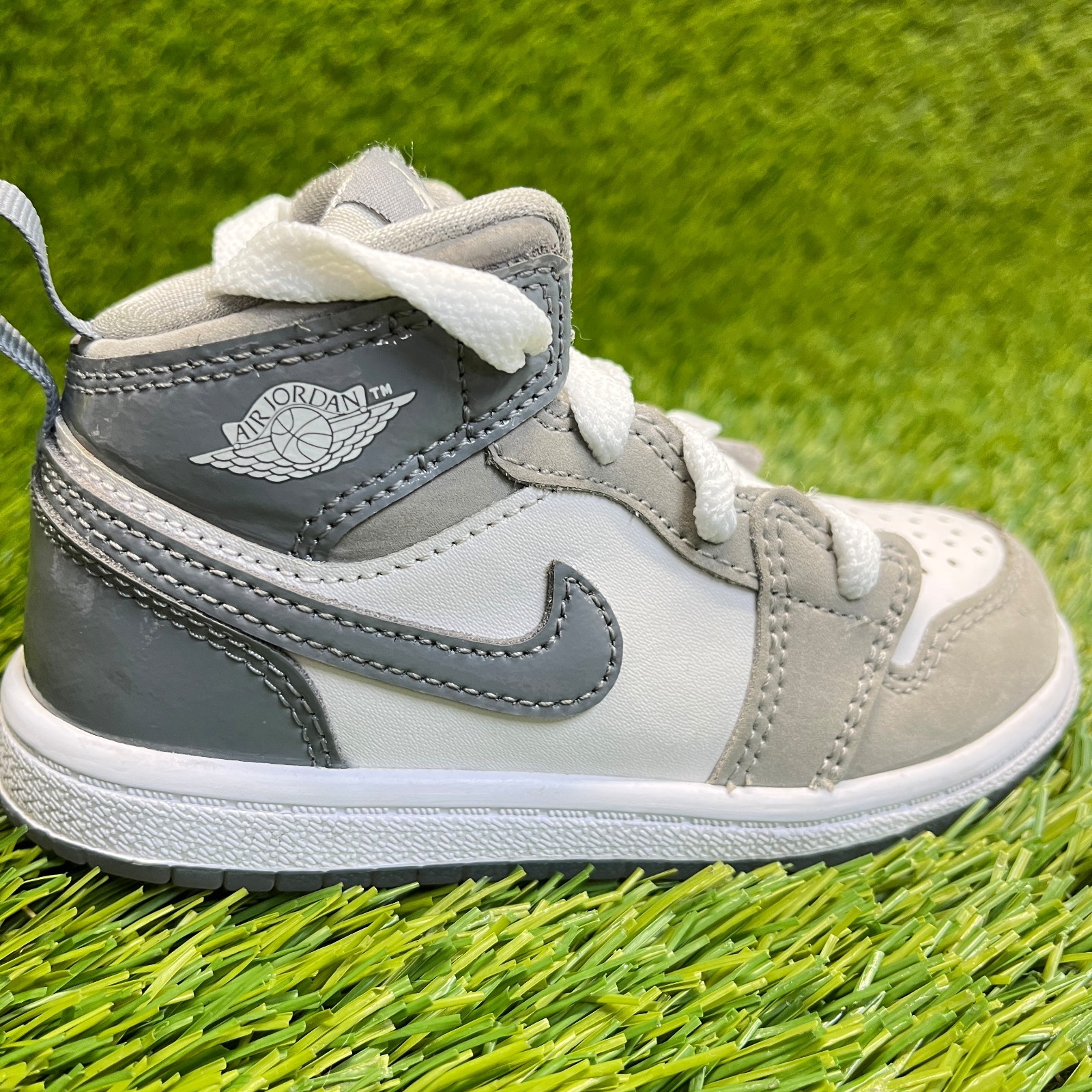 Nike Air Jordan 1 Mid SE Boys Size 8C Gray White Athletic Leather Shoes Sneakers
