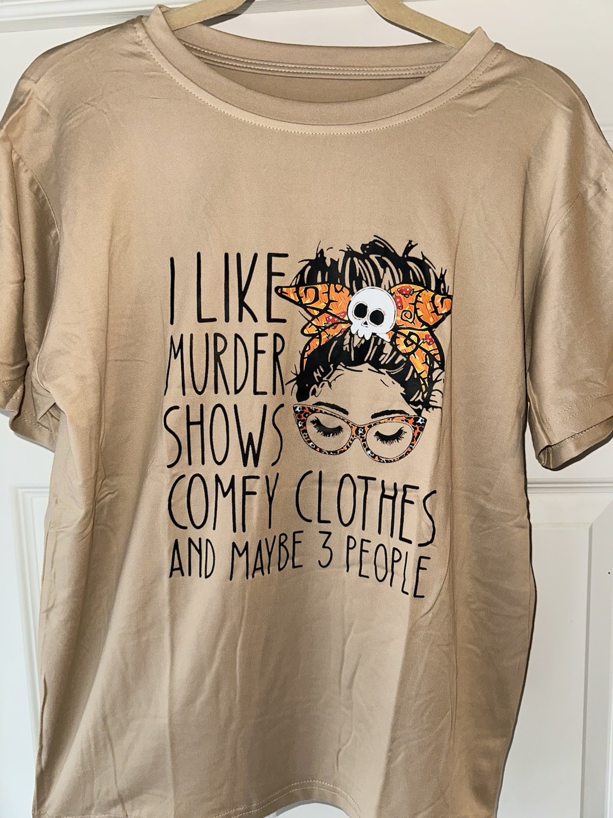 Beige \'I Like Murder Shows Comfy Clothes\' Women\'s Graphic T-Shirt L