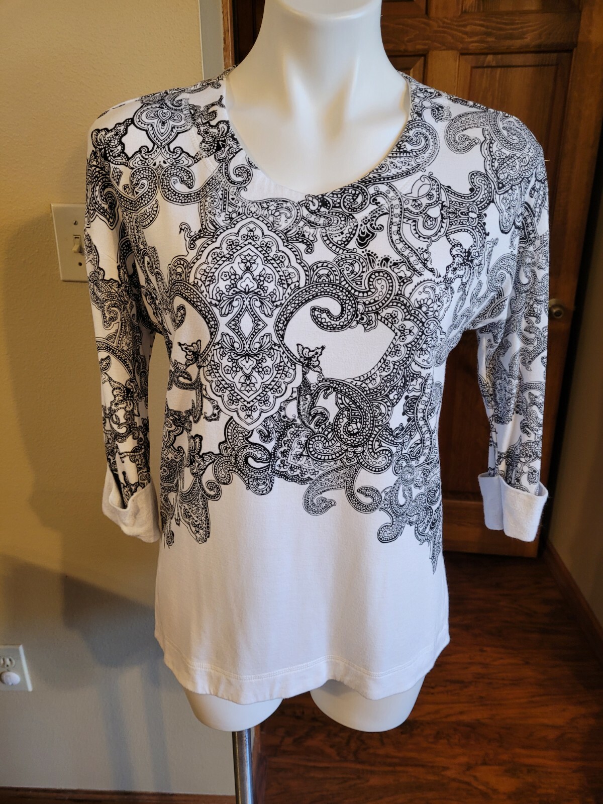Chico\'s Zenergy  SZ OOP Black/White Paisley Print Top
