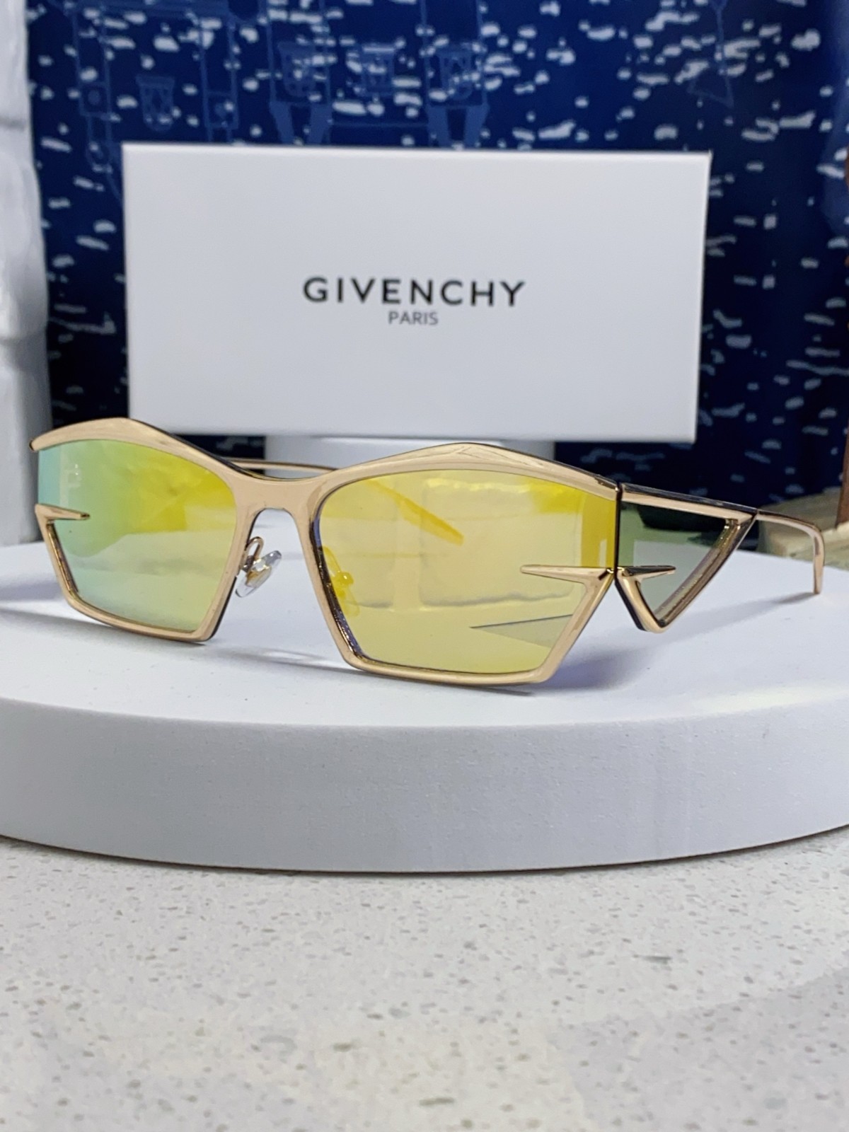 Givenchy Unisex Sunglasses GV40066U – Series Name: Giv Cut – Size: 66□18-135