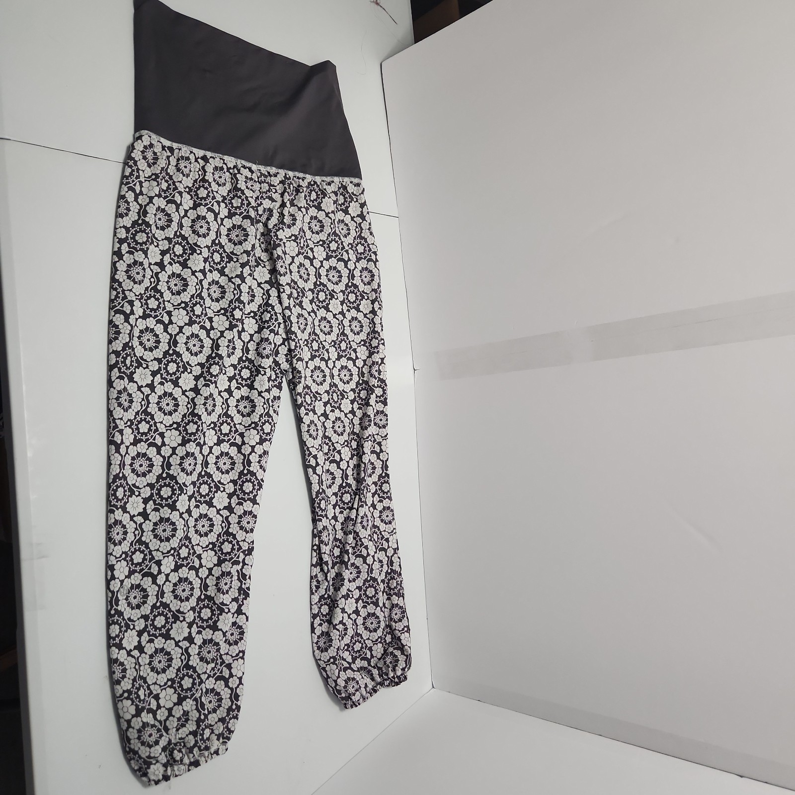 Lululemon Om Athletica Pants in Twiggy Printed Nimbus Soot Sz 4 Womans 