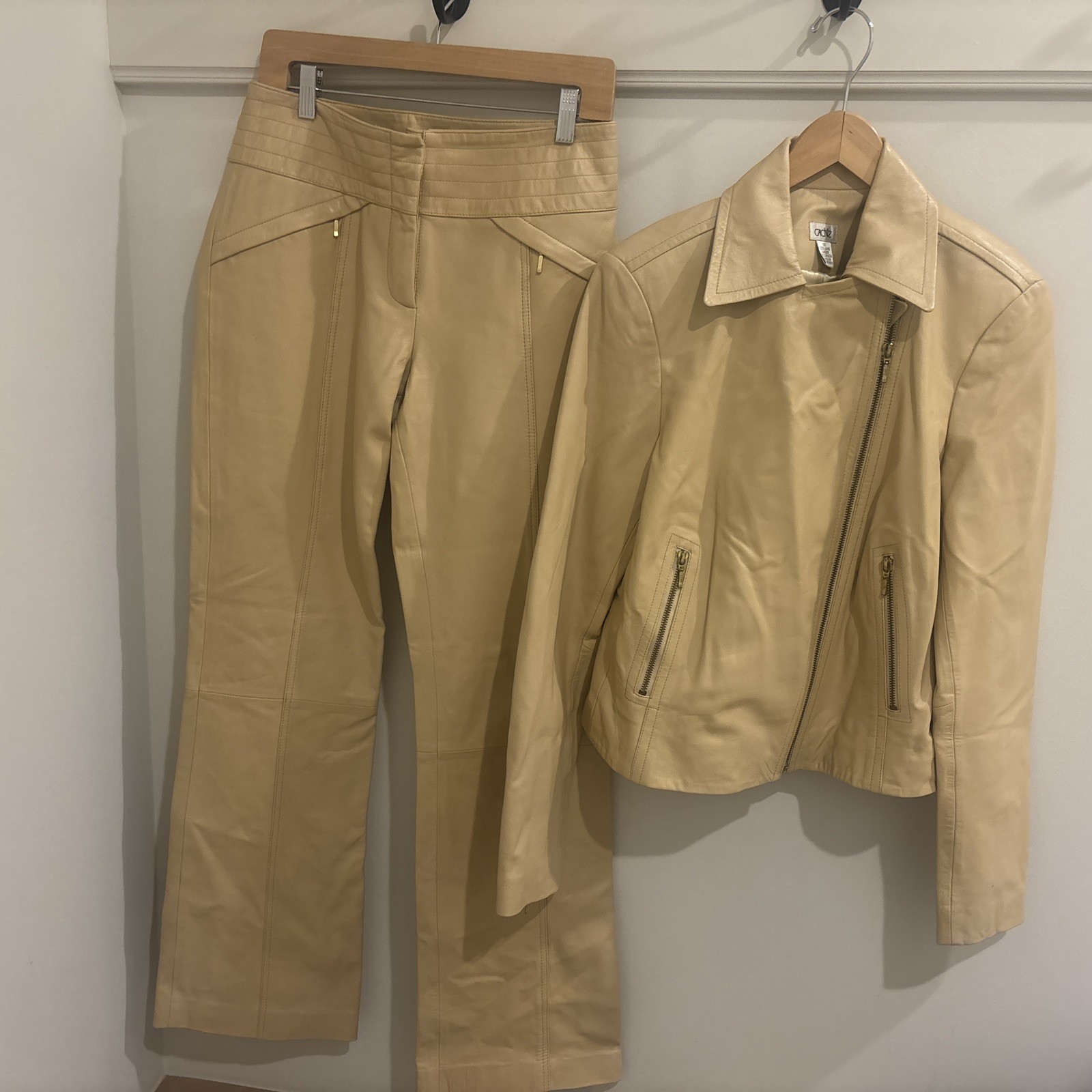 Cache GORGEOUS Women\'s Vintage 100% Lambs Leather Suit Beige Pants Size 8 Top 10