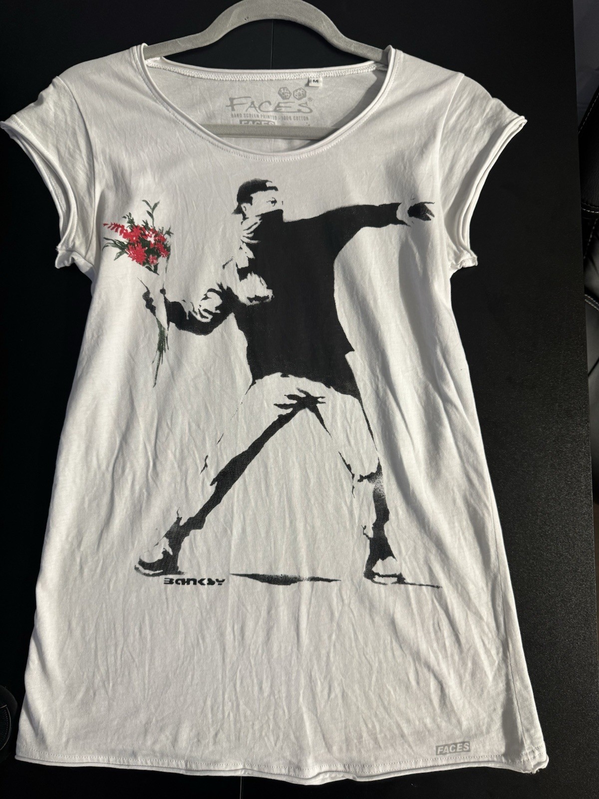 Banksy Graffiti Art Pop Love Is In The Air Women’s T Shirt Size M organic