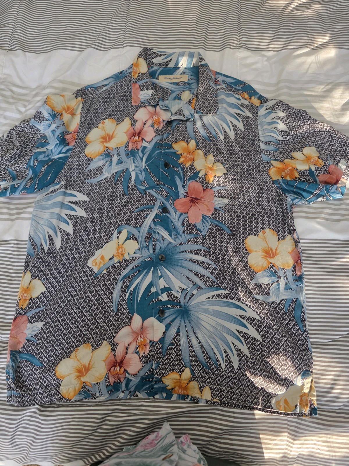 Tommy Bahama Men\'s Short Sleeve L  Black/Blue/Floral - 100% Silk