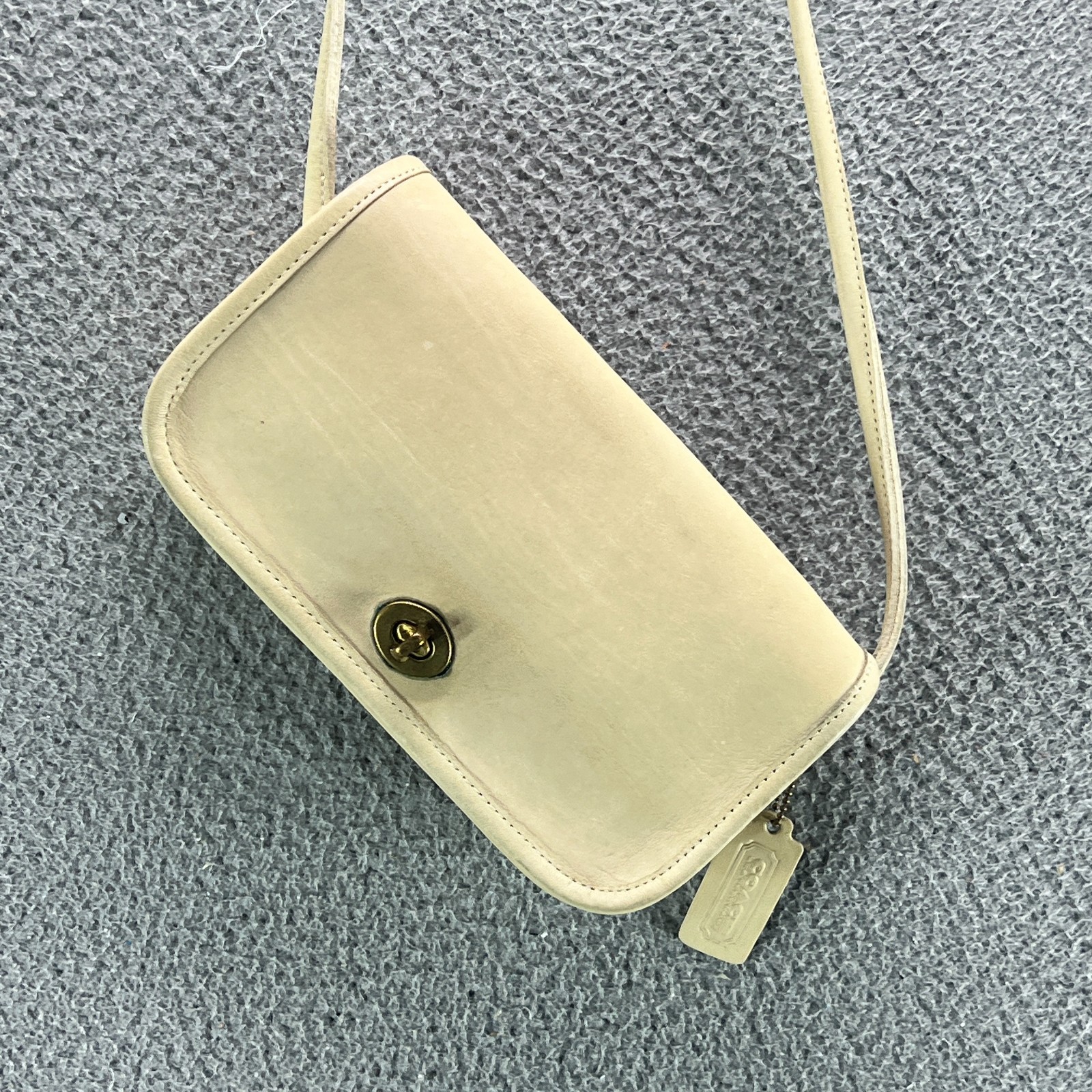 VINTAGE COACH 9375 Dinky Crossbody Bag Leather Turn Lock Made in USA w/ Insert