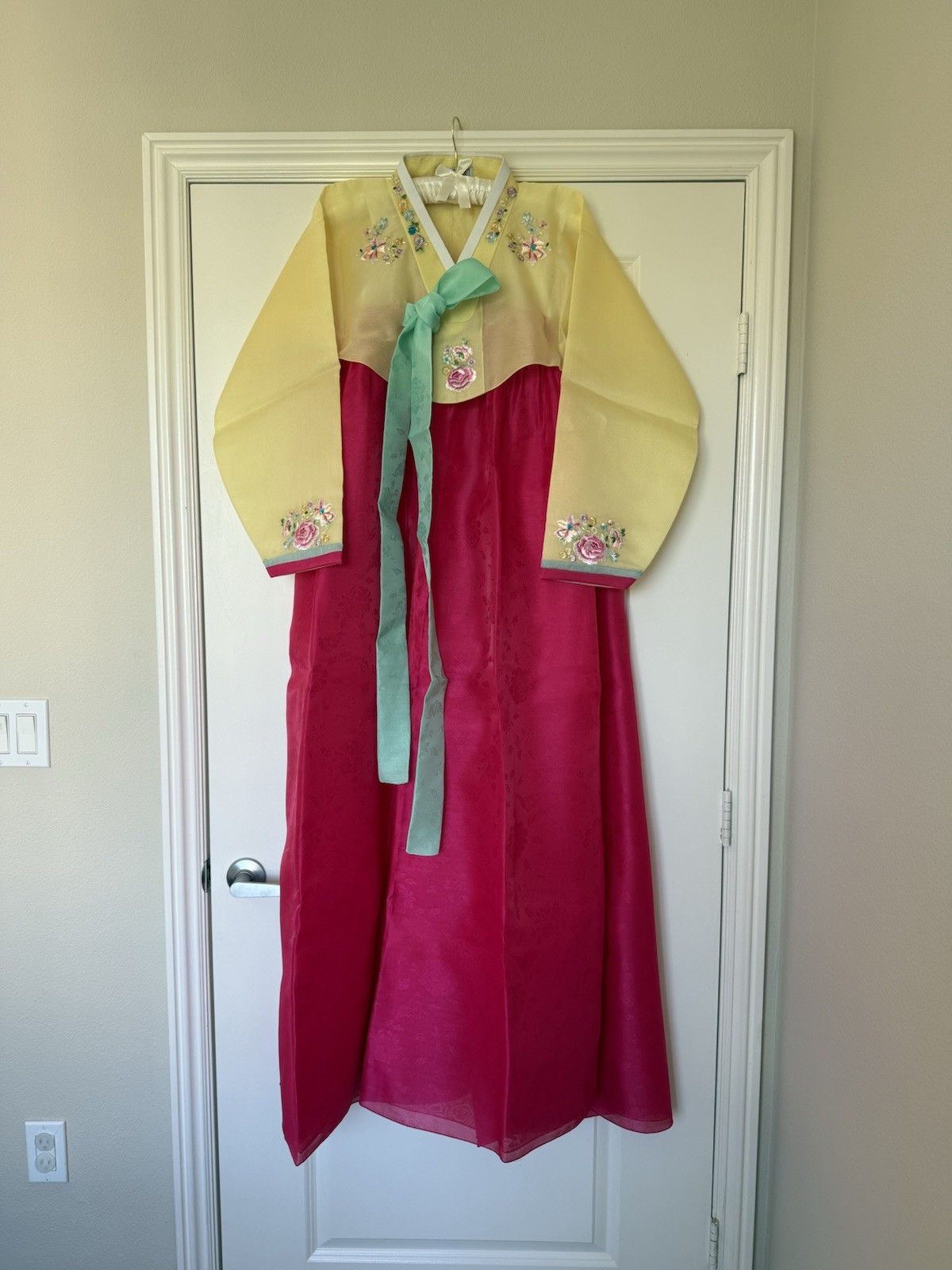 100% Silk Korean Hanbok – Made in Korea – Never Worn – 4-Piece Set