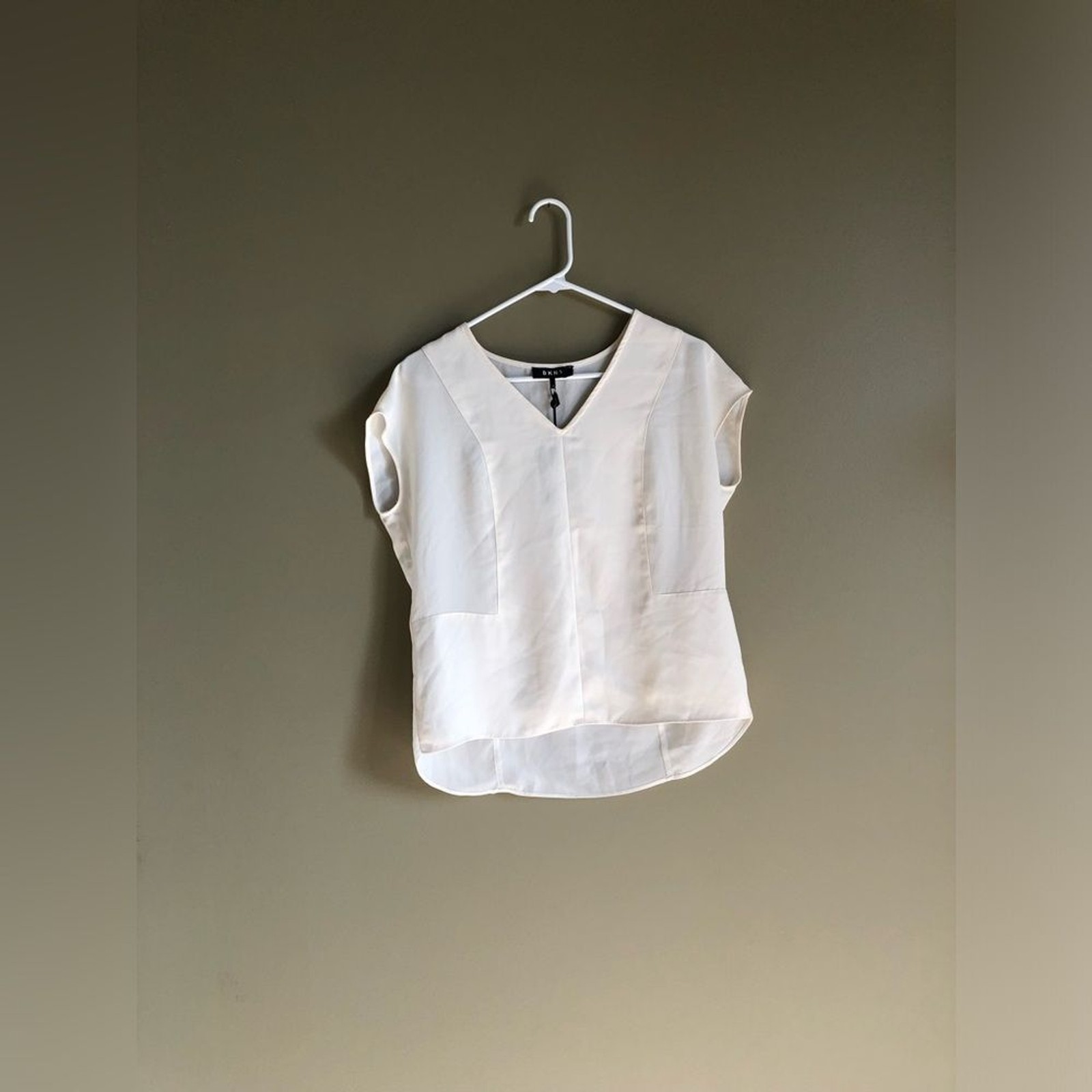 NWT DKNY Women Ivory Cream V-Neck Sheer blouse Size 0