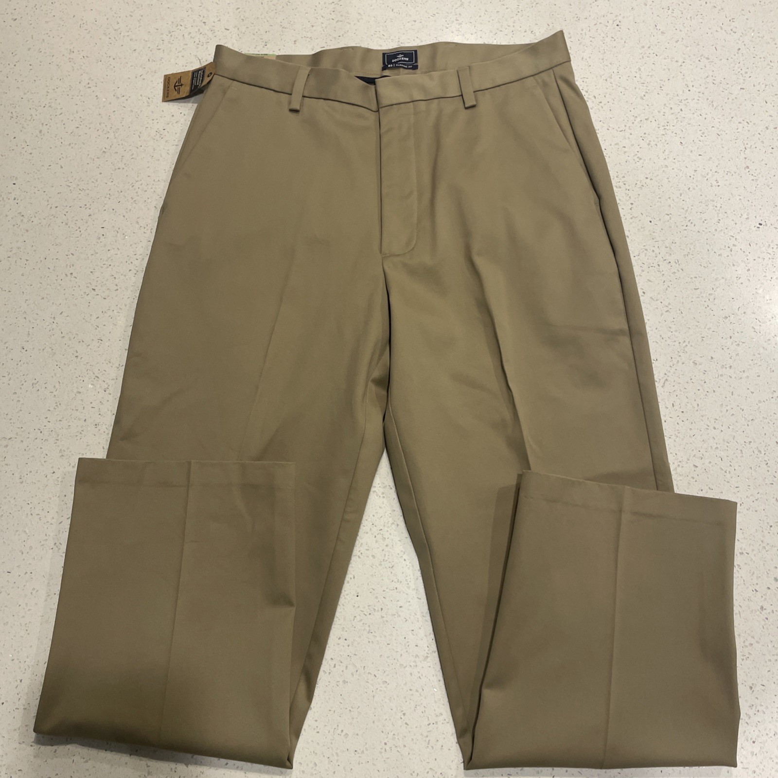 NWT DOCKERS D3 CLASSIC FIT FLAT FRONT TAN MEN\'S PANTS 34 x 32