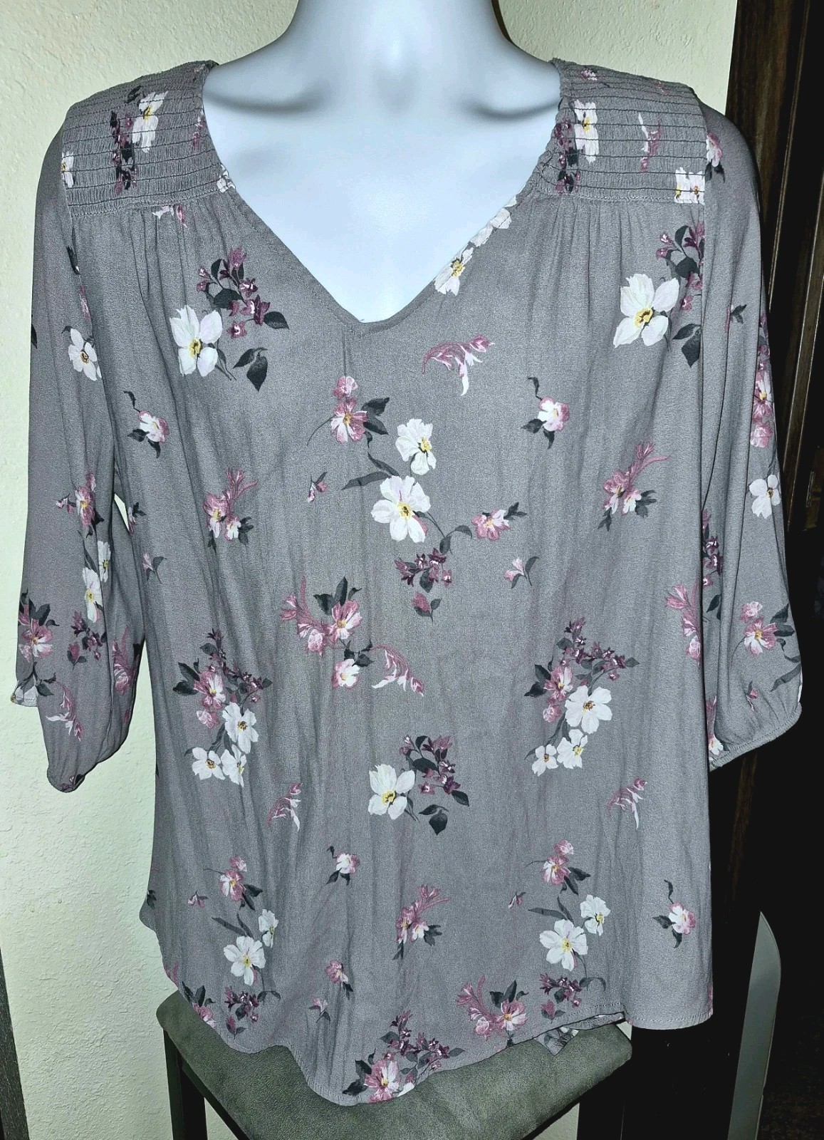 Torrid Gray Floral Blouse Size 0X  Gathered Shoulders Beautiful ❤️