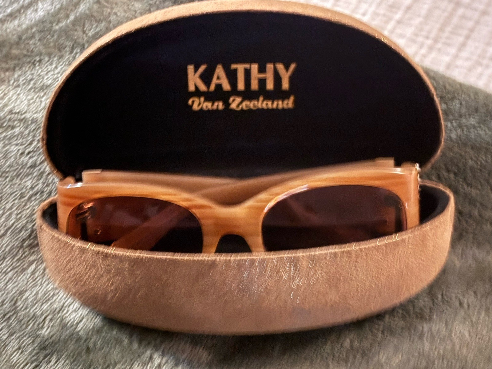 Kathy Van Zeeland Womens Sunglasses Caramel Horn Frames Pearl Temple Accents.