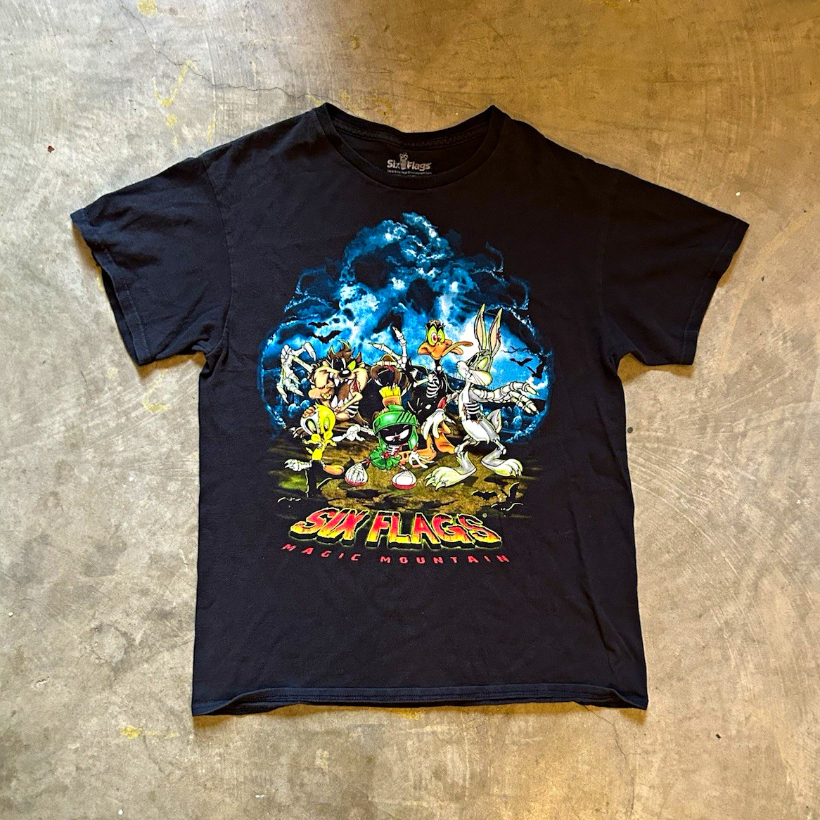 Six Flags Magic Mountain Looney Tunes Black Graphic Cotton T-Shirt M Preshrunk