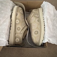 UGG Women's Size 5 With Classic Micro Sun Stitch picture