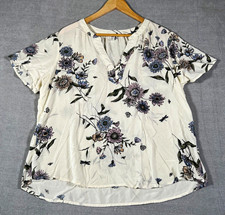 Women’s White Floral V-Neck Short Sleeve Pullover Blouse Top. picture