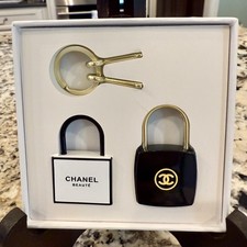 NIB Novelty VIP Chanel Beauté Padlock & Key Set picture