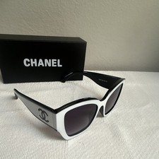 CHANEL CC Black  and White picture