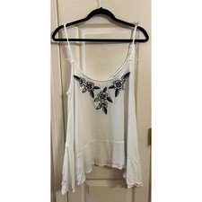 0090 Torrid White Floral Embroidered Cami Tank Top Ruffle Hem Sz (1) 1X picture