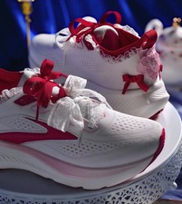 2026 Brooks x RunDisney Glycerin 23 Mary Poppins Red White Women's Sizes NEW picture